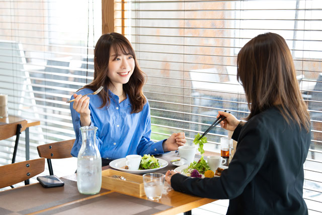 昼食をとる女性2人