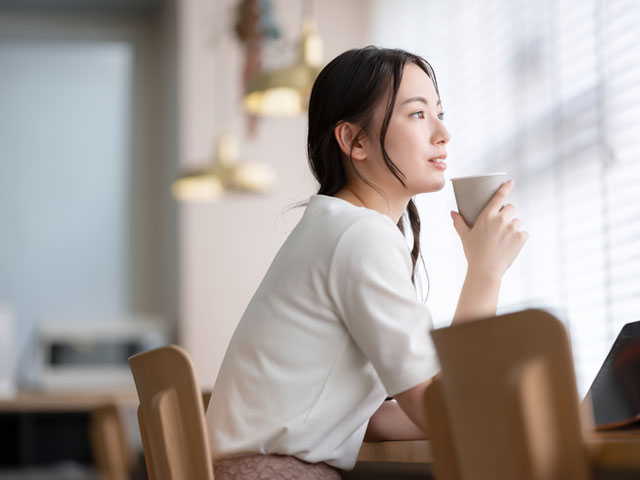休憩する女性