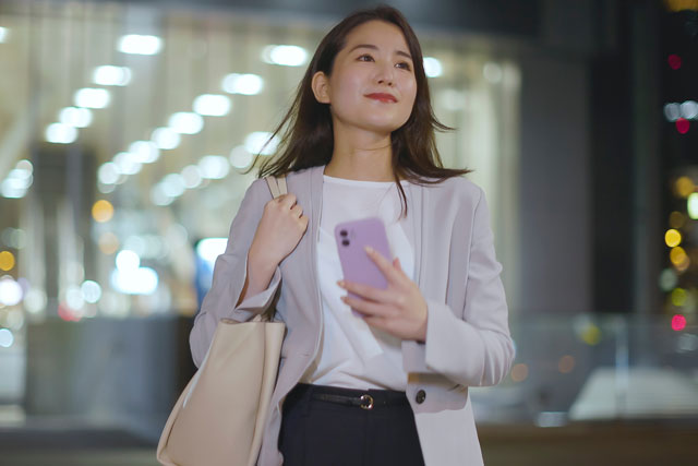 帰宅する女性