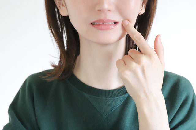 無意識の「噛みしめ」が歯や顎に負担をかけています